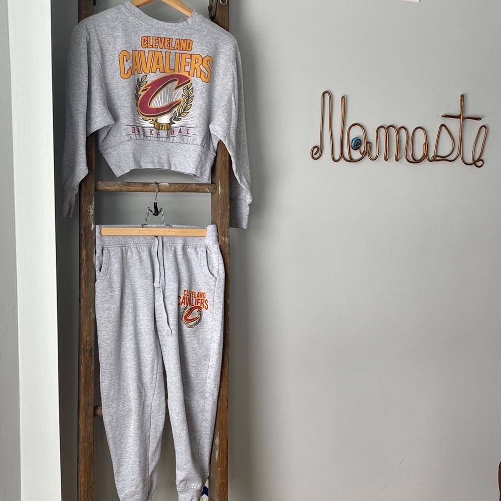 NBA Cleveland cavaliers cropped sweatshirt and sweatpants size Women’s Medium.